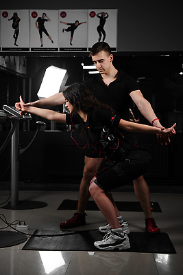 포토 JPG 해외이미지 모델 행복 신체 근육 건강 미소 사람 취미 두명 건물 세로 운동 약 공구 몸무게 만족 흥분 체육관 근육질 전자 업그레이드 표현성 해외202310 해외포토 건축물 감정 의학 표정 도구 몸매 파일형식