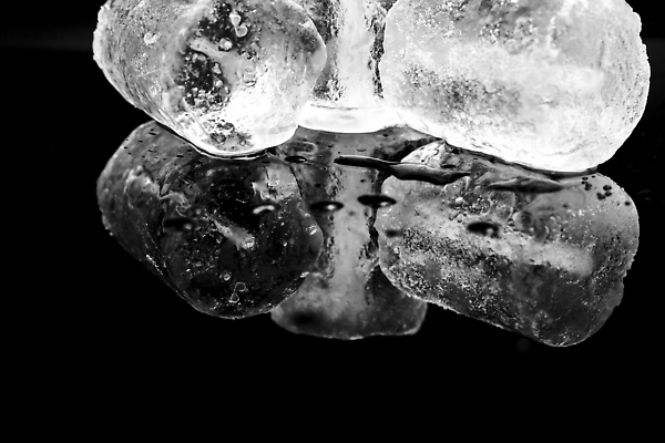 포토 JPG 해외이미지 안경 백그라운드 겨울 추상 벽돌 사람없음 물 파란색 빛 반사 얼음 검은색 손상 젖음 추위 신선 투명 액체 파편 시원함 크리스탈 큐브 질감 서리 정사각형 판 기하학 부족 고체 냉각기 엘리먼트 더스트파티클 효과 해외202310 해외포토 자연요소 도형 잡화 계절 컬러 컨셉 무늬 광석 파일형식