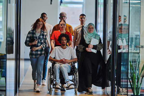 포토 JPG 해외이미지 전신 여자 남자 함께함 들기 여러명 성인 앞모습 노트북 태블릿 사무실 걷기 직장인 밀기 장애인 동료 휠체어 성인만 해외202310 해외포토 직업 뷰포인트 다수 컨셉 비즈니스 관계 모션 사람 전자제품 스마트기기 장애 파일형식