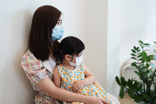 포토 JPG 해외이미지 여자 딸 아시아 얼굴 어린이 학교 엄마 건강 사랑 가면 안전 사람 앉기 동양인 두명 약 유치원 방 고통 환자 수술 오염 바이러스 보호 질병 예방 감염 먼지 문제 돌봄 부정적 전염병 헬프 코로나바이러스 사회적거리두기 해외202310 해외포토 교육 감정 나라 캠페인 컨셉 의학 가족 모션 인종 신체부위 치료 도움 파일형식