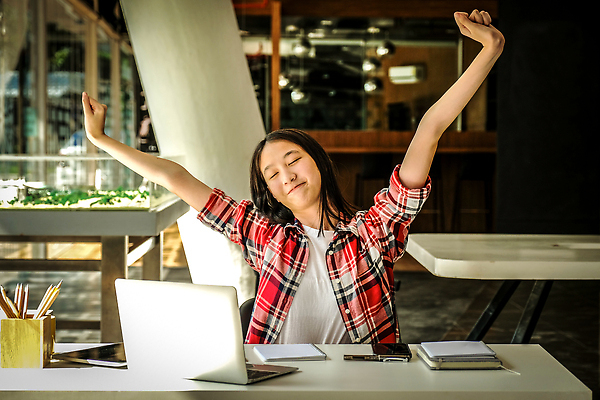 포토 JPG 해외이미지 라이프스타일 행복 무기 여유 의자 비즈니스 휴식 한명 미소 사람 앉기 동양인 10대 노트북 컴퓨터 사무실 머리 스트레칭 업무 작업 비즈니스우먼 만족 항공촬영 단절 해외202310 해외포토 1 여자 감정 뷰포인트 가구 컨셉 모션 청소년 표정 인종 생활 신체부위 전자제품 운동 직장인 파일형식