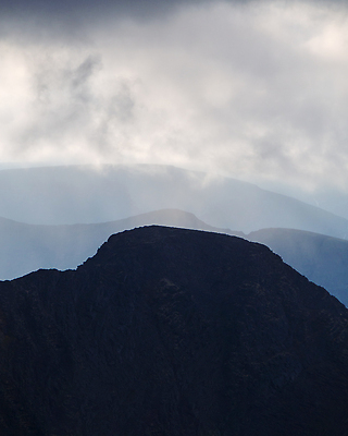 포토 JPG 해외이미지 계절 문화 여행 자연 산 잉크 사람없음 야외 햇빛 태양 뷰티 등산 하이킹 회색 안개 광선 언덕 산등성이 러시아 윤곽 암초 내추럴 옛날 지질학 파멸 몽환 해외202310 해외포토 자연요소 교육 유럽 컬러 컨셉 레저 날씨 트래킹 생태계 파일형식 소멸