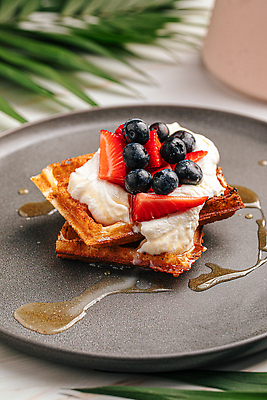 포토 JPG 해외이미지 열매 음식 부분 디저트 요리 사람없음 세로 식당 식사 달콤 맛 아침식사 설탕 굽기 크림 메뉴 시럽 페스츄리 맛있는 해외202310 해외포토 식물 빵 컨셉 상점 구이 파일형식