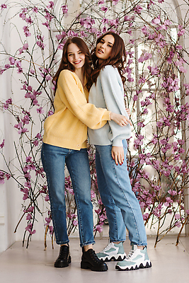 포토 JPG 해외이미지 백인 모델 헤어스타일 옷 여자 행복 백그라운드 2 포옹 휴식 갈색머리 실내 한명 사람 성인 뷰티 유행 귀여움 검은색 우정 기쁨 에너지 춤 고립 스타일 해외202310 해외포토 서양인 1 감정 컬러 컨셉 안기 문화예술 내부 친구 파일형식