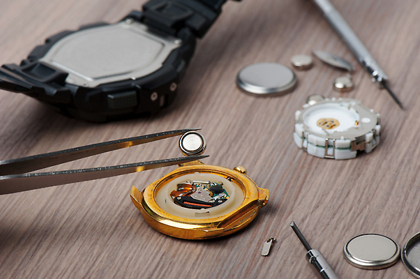 포토 JPG 해외이미지 실내 들기 사람없음 장비 도구 수리 건전지 손목시계 고정 핀셋 교체 베터리 해외202310 해외포토 시계 장신구 모션 내부 파일형식