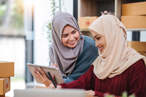 포토 JPG 해외이미지 인터넷 포장 사업가 모션 사람 두명 노트북 쇼핑 상자 사무실 판매 세일 상점 기록 업무 비즈니스우먼 구매 상품 이슬람교 사이버 고객 창고 서비스 준비 상업 패키지 질서 온라인 주인 물류 짐싸기 판지 전자상거래 마케팅 매각 아랍어 프리랜서 해외202310 해외포토 직업 여자 종교 비즈니스 전자제품 예절 작업 직장인 파일형식