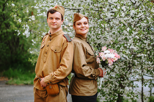 포토 JPG 해외이미지 전통 커플 옷 여자 행복 무기 꽃다발 유니폼 2 가족 관계 자연 함께함 사랑 한명 사람 야외 여행가방 희망 힘 낭만 기다림 서식 군용 싸움 러시아 육군 변장 병정 러시아인 소비에트 순찰 특별함 해외202310 해외포토 서양인 1 꽃 감정 유럽 컨셉 가방 모션 군대 생태계 파일형식