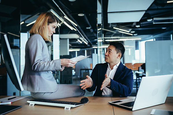 포토 JPG 해외이미지 여자 남자 회사 창문 함께함 들기 앉기 정장 손짓 상반신 성인 두명 옆모습 노트북 모니터 키보드 마우스 비즈니스맨 비즈니스우먼 동료 문서 걸터앉기 성인만 해외202310 해외포토 옷 뷰포인트 컨셉 비즈니스 관계 모션 사람 전자제품 컴퓨터 컴퓨터용품 직장인 파일형식