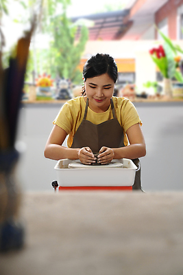 포토 JPG 해외이미지 그릇 여자 한명 상반신 성인 취미 앞모습 앞치마 도자기 도자기공예 집중 만들기 점토 진흙 수공예 도예가 성인여자한명만 도자기공방 해외202310 해외포토 직업 1 식기 뷰포인트 컨셉 모션 사람 공예 여자한명만 성인여자만 파일형식