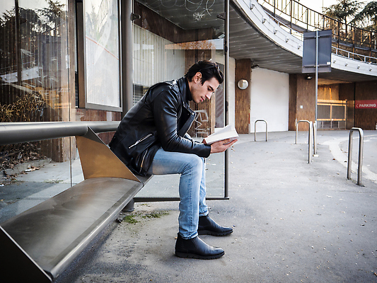 포토 JPG 해외이미지 전신 남자 여유 벤치 한명 앉기 성인 건물 옆모습 책 독서 표지판 성인남자한명만 해외202310 해외포토 1 건축물 감정 뷰포인트 의자 모션 알림판 사람 남자한명만 성인남자만 파일형식