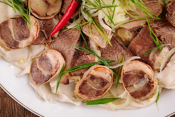 포토 JPG 해외이미지 전통 접시 음식 부분 육류 요리 동양인 사람없음 가로 식사 저녁식사 뜨거움 반죽 삶기 맛있는 해외202310 해외포토 식기 식재료 인종 파일형식