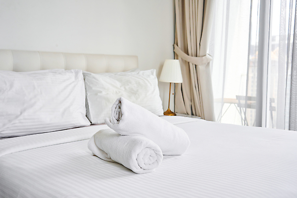 포토 JPG 해외이미지 디자인 여행 백그라운드 베개 침구 호텔 휴가 휴식 아파트 주택 실내 사람없음 내부 장식 빛 수건 쌓기 스파 목욕 침실 방 욕실 흰색 침대 직물 신선 면 고급 빨래 천 서비스 휴양지 질감 롤 부드러움 시트 솜털 돌봄 샤워실 위생관리 접기 안락 해외202310 해외포토 컬러 가구 컨셉 가사 모션 숙소 관리 건물 위생용품 청결 장소 감각 샤워시설 파일형식