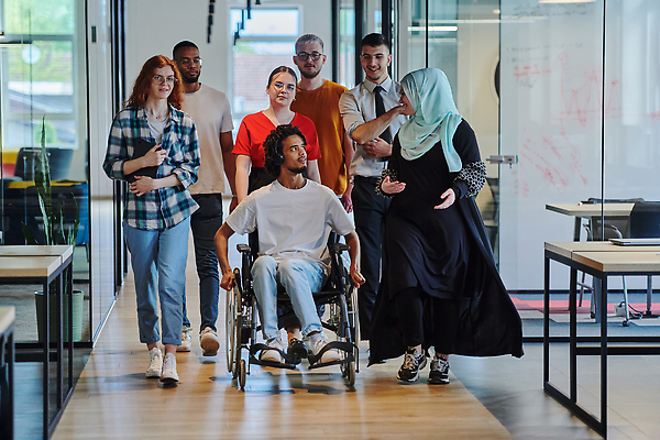 포토 JPG 해외이미지 전신 여자 남자 함께함 들기 여러명 성인 태블릿 사무실 마주보기 걷기 헤드셋 직장인 장애인 책상 동료 휠체어 성인만 해외202310 해외포토 직업 음향기기 가구 다수 컨셉 비즈니스 관계 모션 사람 전자제품 스마트기기 헤드폰 장애 파일형식