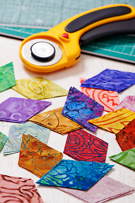 포토 JPG 해외이미지 조각 패턴 자 취미 사람없음 컬러풀 쌓기 장비 매트 공구 직물 면 업무 조직 칼날 바느질 자르기 천 질감 회전 수공예 커터 퀼트 핸드메이드 해외202310 해외포토 컬러 무늬 모션 문구용품 도구 작업 공예 파일형식