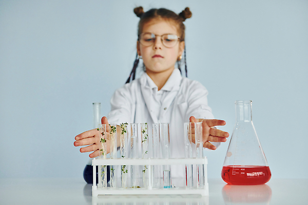 포토 JPG 해외이미지 여자 어린이 돋보기 한명 상반신 앞모습 장비 흰색 책상 호기심 과학기구 구급약품 화학자 소녀한명만 해외202310 해외포토 1 감정 뷰포인트 컬러 가구 컨셉 사람 약 기구 과학자 여자한명만 소녀만 파일형식