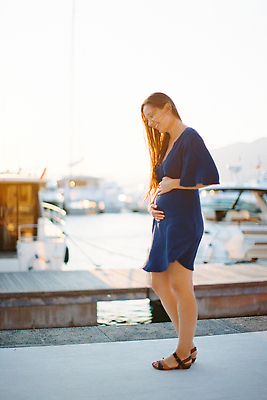 포토 JPG 해외이미지 백인 1 드레스 여자 행복 바다 요트 갈색머리 한명 서기 미소 파란색 항구 임신 아기 보트 닫기 정박 쓰다듬기 해외202310 해외포토 서양인 헤어스타일 옷 감정 컬러 배_교통 교통시설 모션 표정 사람 파일형식