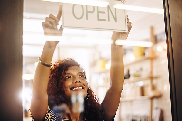 포토 JPG 해외이미지 여자 창문 조명 한명 들기 상반신 성인 반사 카페 팻말 오픈 손뻗기 성인여자한명만 해외202310 해외포토 1 모션 프레임 사람 상점 여자한명만 성인여자만 파일형식