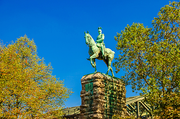 포토 JPG 해외이미지 나무 외관 유럽 문화 여행 백그라운드 잎 건축양식 하늘 왕관 독일 풍경 사람없음 파란색 도시풍경 조각상 맑음 바위 도시 센터 승마 중세 역사 받침대 장면 북쪽 천연기념물 랜드마크 옛날 쾰른 해외202310 해외포토 식물 건축 나라 스포츠 컬러 날씨 조형물 돌_바위 방향 파일형식