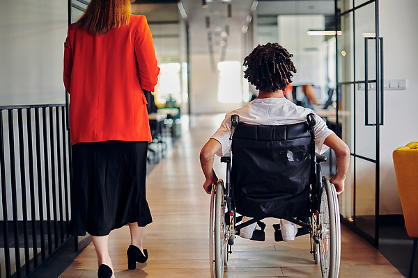 포토 JPG 해외이미지 전신 여자 남자 함께함 성인 두명 뒷모습 울타리 사무실 문 직장인 장애인 동료 휠체어 성인만 해외202310 해외포토 직업 뷰포인트 컨셉 비즈니스 관계 사람 담장 장애 파일형식