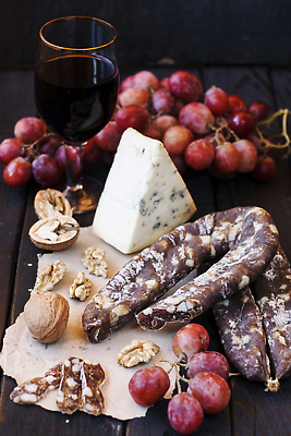 포토 JPG 해외이미지 나무 음료 음식 백그라운드 과일 치즈 육류 돼지고기 사람없음 목재 빨간색 세로 와인 검은색 어둠 추위 시골 소시지 널 자르기 호두 타파스 해외202310 해외포토 식물 컬러 식재료 재료 모션 유제품 주류 견과류 가공식품 애피타이저 파일형식