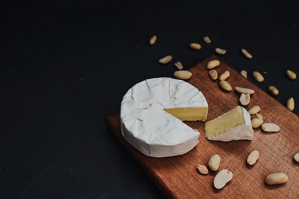 포토 JPG 해외이미지 음식 조각 검은배경 단면 치즈 사람없음 땅콩 나무도마 까망베르치즈 해외202310 해외포토 백그라운드 유제품 도마 목재 검은색 견과류 파일형식