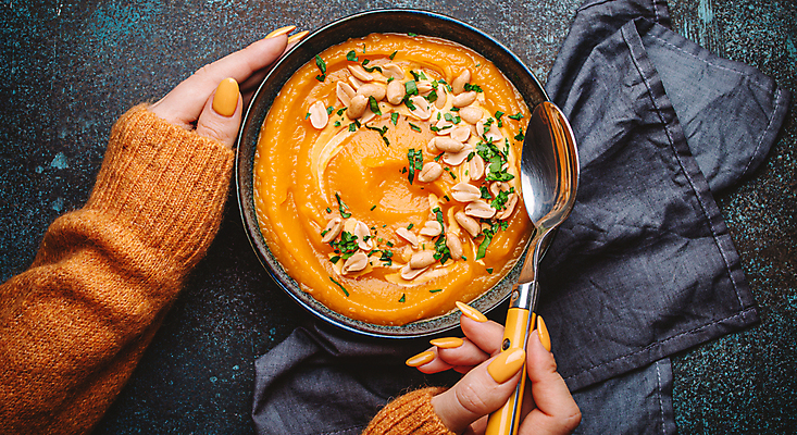 포토 JPG 해외이미지 그릇 손 호박 신체부위 하이앵글 숟가락 잡기 단호박수프 해외202310 해외포토 식기 뷰포인트 채소 모션 수저 사람 수프 파일형식