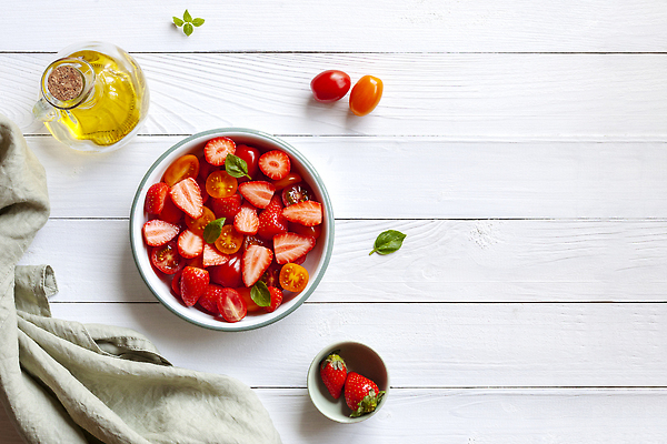 포토 JPG 해외이미지 계절 음식 컬러 백그라운드 잎 토마토 채소 과일 딸기 휴가 디저트 서브 종류 요리 사람없음 목재 책 빨간색 초록색 컬러풀 소풍 노란색 샐러드 직물 면 체리 혼합 자르기 냅킨 레시피 바질 핸드메이드 플랫레이 카피스페이스 해외202310 해외포토 나무 식물 재료 모션 야외활동 공백 플랫 파일형식