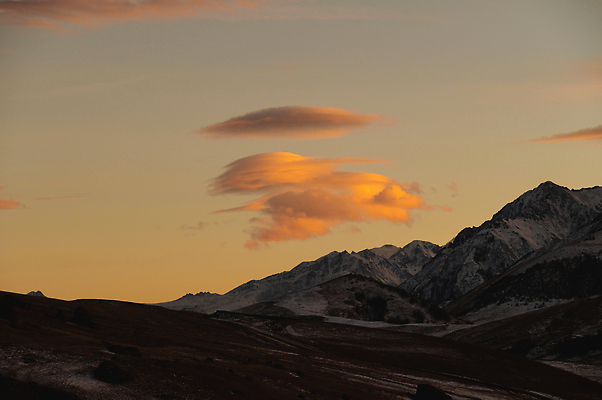 포토 JPG 해외이미지 구름 분홍색 컬러 여행 백그라운드 겨울 자연 하늘 아침 휴가 산 풍경 사람없음 야외 뷰티 일출 보라색 황혼 일몰 새벽 활발 저녁 언덕 장면 부드러움 솜털 내추럴 파스텔톤 해외202310 해외포토 주간 자연요소 계절 컨셉 노을 감각 야간 생태계 파일형식