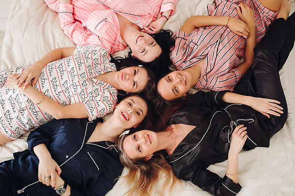 포토 JPG 해외이미지 여자 신부 포즈 함께함 웃음 여러명 성인 친구 뷰티 우정 잠옷 축하 파자마파티 들러리 성인여자만 브라이덜샤워 해외202310 해외포토 옷 다수 결혼 컨셉 관계 표정 사람 파티 하객 여자만 성인만 파일형식