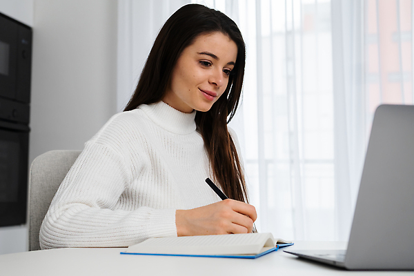 포토 JPG 해외이미지 학생 라이프스타일 여자 교육 인터넷 통신 학교 회의 한명 앉기 노트북 학습 컴퓨터 독서 쪽지 시험 가르침 서핑 계획 연결 강의 무선전화기 스마트 준비 대학교 온라인쇼핑 멀리 온라인 동영상 이러닝 채팅 프리랜서 밀레니얼 웨비나 해외202310 해외포토 직업 1 컨셉 비즈니스 모션 사람 생활 경제 전자제품 쇼핑 수상스포츠 전화기 세미나 파일형식 언택트