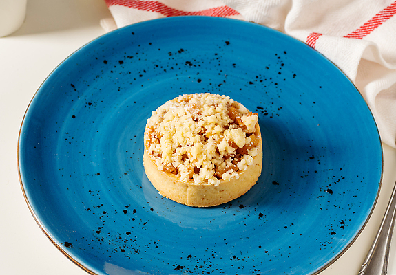 포토 JPG 해외이미지 유럽 음식 조각 과일 부분 탁자 디저트 따뜻함 사탕 요리 사람없음 갈색 과자 케이크 빵집 껍질 흰색 신선 황금 달콤 맛 사과 설탕 굽기 시나몬 인기 타르트 페스츄리 핸드메이드 맛있는 해외202310 해외포토 나라 빵 컬러 가구 컨셉 상점 구이 파이_빵 파일형식