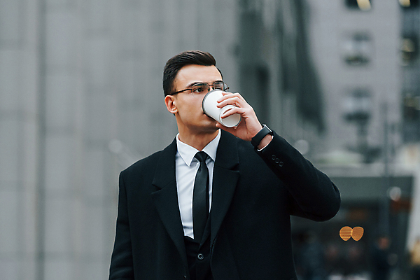 포토 JPG 해외이미지 남자 안경 한명 들기 정장 상반신 성인 앞모습 마시기 도시 직장인 비즈니스맨 스마트 테이크아웃컵 스마트워치 성인남자한명만 해외포토 직업 1 잡화 옷 뷰포인트 컨셉 비즈니스 모션 사람 컵 스마트기기 웨어러블 남자한명만 성인남자만 파일형식