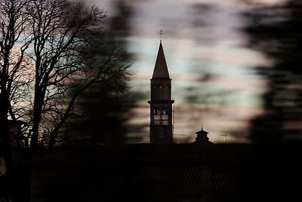 포토 JPG 해외이미지 나무 여행 건축양식 자연 하늘 파노라마 풍경 사람없음 목재 달리기 교회 탑 어둠 황혼 이탈리아 나뭇가지 속도 첨탑 종탑 패닝샷 해외202310 해외포토 식물 건축물 건축 유럽 재료 종교건축 모션 촬영기법 건물 일몰 생태계 파일형식