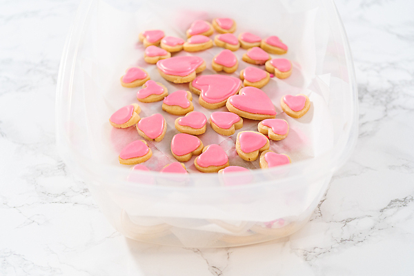 포토 JPG 해외이미지 분홍색 사람없음 장식 쌓기 쿠키 여러개 하트 용기 달콤 해외202310 해외포토 모양 그릇 컬러 다수 모션 디저트 맛 파일형식