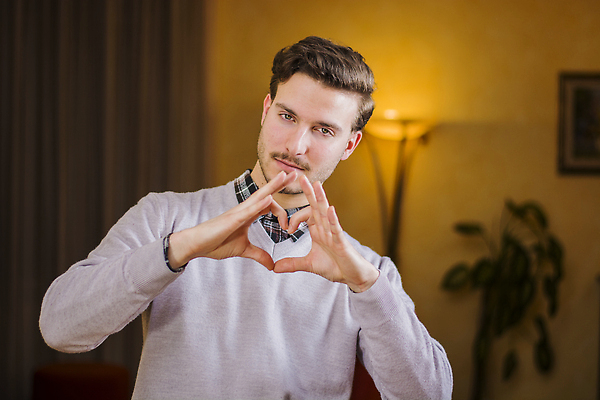 포토 JPG 해외이미지 모양 손 응시 남자 얼굴 백그라운드 컨셉 거실 손가락 주택 실내 발렌타인데이 건강 관리 사랑 한명 사람 낭만 흰색 심볼 사인 해외202310 해외포토 1 시선 감정 컬러 데이이벤트 내부 건물 신체부위 파일형식