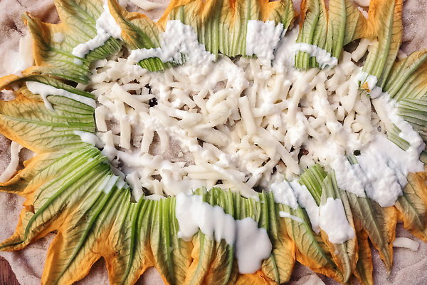 포토 JPG 해외이미지 전통 라이프스타일 음식 빵 백그라운드 다이어트 토마토 채소 피자 건강 요리 사람없음 빨간색 초록색 주방 식당 요리사 식사 이탈리아 빵집 신선 속도 준비 날것 반죽 밀가루 레시피 성분 바질 항공촬영 모짜렐라치즈 생식 주키니 페스츄리 핸드메이드 해외202310 해외포토 직업 유럽 뷰포인트 컬러 치즈 패스트푸드 서양음식 생활 상점 가루 파일형식