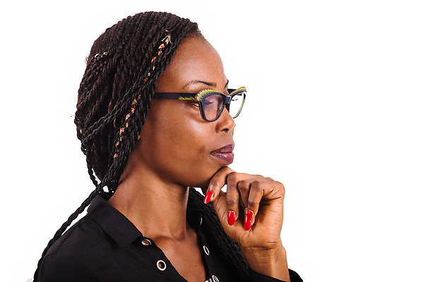 포토 JPG 해외이미지 모델 1 라이프스타일 응시 안경 실내 한명 서기 사람 옆모습 뷰티 검은색 흰색 신선 닫기 손톱 해외202310 해외포토 손 시선 잡화 뷰포인트 컬러 모션 내부 생활 파일형식