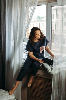 포토 JPG 해외이미지 백인 라이프스타일 응시 여자 교육 유럽 얼굴 생각 창문 휴식 주택 아이디어 실내 따뜻함 사랑 한명 사람 앉기 성인 내부 책 세로 학습 스터디 독서 쪽지 공책 방 정보 잡기 읽기 문서 배려 해외202310 해외포토 서양인 1 시선 감정 나라 컨셉 모션 문구용품 건물 생활 신체부위 파일형식