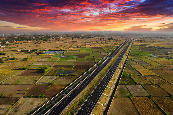포토 JPG 해외이미지 공공시설 도로 교통수단 여행 교통시설 자동차 새로움 안테나 사람없음 야외 초록색 농장 운전 트럭 고속도로 인도인 정사각형 진행 개발 드론 조감도 통근 해외202310 해외포토 도형 외국인 길 육상교통 컬러 교통 컨셉 농업 통신 모션 동양인 시설 출근 파일형식