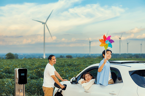 포토 JPG 해외이미지 주간 여자 남자 어린이 가족 하늘 미래 소년 상반신 성인 야외 옆모습 세명 올려보기 풍력에너지 승차 바람개비 친환경 충전 전기자동차 전기충전 충전기 친환경자동차 해외202310 해외포토 자연요소 뷰포인트 컨셉 관계 모션 자동차 사람 환경 기계 그린에너지 파일형식