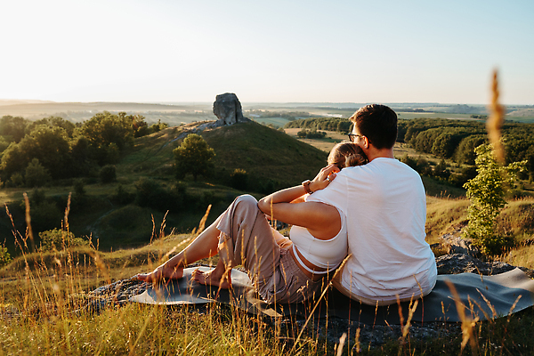 포토 JPG 해외이미지 백인 커플 여자 남자 2 관계 자연 함께함 사람 성인 두명 여름 친구 일몰 바위 기적 거인 해외202310 해외포토 서양인 계절 컨셉 노을 돌_바위 생태계 파일형식