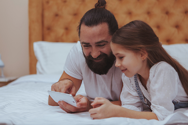 포토 JPG 해외이미지 라이프스타일 교육 남자 딸 어린이 인터넷 가족 관계 모바일 아파트 주택 함께함 사랑 안전 두명 스마트폰 핸드폰 부모 아빠 어플리케이션 연결 무선전화기 온라인 영상통화 온라인강의 터치스크린 유대감 해외202310 해외포토 감정 컨셉 사람 건물 생활 전자제품 스마트기기 강의 전화기 통화 파일형식 언택트