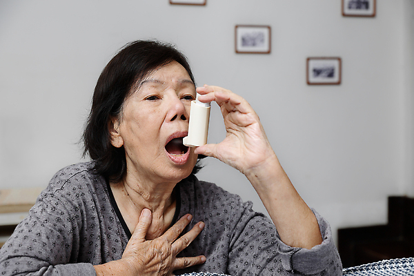 포토 JPG 해외이미지 1 손 여자 백그라운드 주택 건강 한명 사람 앉기 동양인 성인 약 방 고통 추위 긴급 잡기 입 바이러스 호흡 질병 은퇴 감염 알레르기 기침 인플루엔자 천식 치료제 혼자 해외202310 해외포토 감정 의학 모션 인종 건물 신체부위 파일형식