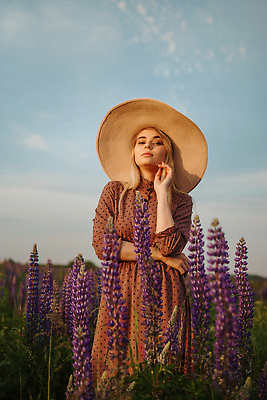 포토 JPG 해외이미지 드레스 꽃 행복 밭 자연 날씨 휴식 친절 건강 한명 잔디 야외 금발 햇빛 뷰티 걷기 보라색 화목 산책 기쁨 낭만 자유 신선 분위기 호흡 땅 허브 향수 주말 부드러움 밀짚 라일락 무료 해외202310 해외포토 식물 1 헤어스타일 옷 감정 컬러 컨셉 농업 모션 사람 태양 화장품 감각 짚 생태계 파일형식