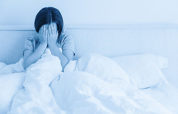 포토 JPG 해외이미지 백인 1 여자 생각 휴식 스트레스 주택 갈색머리 실내 피곤 한명 사람 앉기 성인 파란색 뷰티 침실 방 고통 슬픔 흰색 침대 표현 잠 고독 질병 두통 문제 불만 배려 부정적 우울증 혼자 해외202310 해외포토 서양인 헤어스타일 감정 컬러 가구 컨셉 의학 모션 내부 건물 파일형식