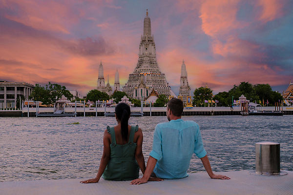 포토 JPG 해외이미지 여자 남자 불교 하늘 사랑 앉기 상반신 성인 두명 뒷모습 물 노을 사찰 강가 방콕 성인만 해외202310 해외포토 자연요소 감정 종교 뷰포인트 종교건축 모션 태국 사람 강 파일형식