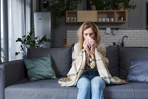 포토 JPG 해외이미지 여자 쿠션 선반 한명 상반신 성인 소파 찡그림 화장지 담요 싱크대 냉장고 코감기 성인여자한명만 코풀기 해외202310 해외포토 1 가구 의자 모션 표정 사람 가전제품 감기_질병 개수대 여자한명만 성인여자만 파일형식