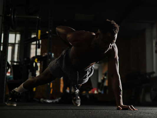 포토 JPG 해외이미지 1 남자 스포츠 신체 근육 바닥 탈의 실내 건강 한명 운동복 운동 검은색 어둠 힘 에너지 뜨거움 널 몸무게 결심 보디빌딩 연습 클럽 체육관 근육질 팔 운동가 이두근 자극 해외202310 해외포토 옷 컬러 컨셉 사람 내부 신체부위 헬스 몸매 파일형식