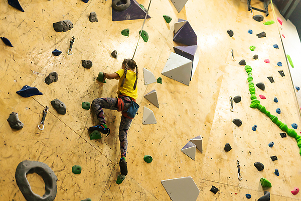 포토 JPG 해외이미지 전신 여자 어린이 밧줄 스포츠 실내 한명 잡기 암벽 암벽등반 클라이밍 소녀한명만 해외202310 해외포토 1 줄 모션 사람 내부 등산 등반 여자한명만 소녀만 파일형식