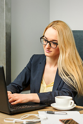 포토 JPG 해외이미지 백인 모델 직업 라이프스타일 응시 여자 안경 커피 인터넷 비즈니스 사업가 통신 탁자 성공 한명 미소 사람 앉기 컵 노트북 컴퓨터 금발 뷰티 상점 공책 웹 카페 마시기 업무 작업 비즈니스우먼 연결 무선전화기 단절 소셜 프리랜서 네트워킹 해외202310 해외포토 서양인 1 헤어스타일 식기 시선 잡화 음료 가구 컨셉 모션 문구용품 표정 생활 전자제품 직장인 네트워크 전화기 파일형식